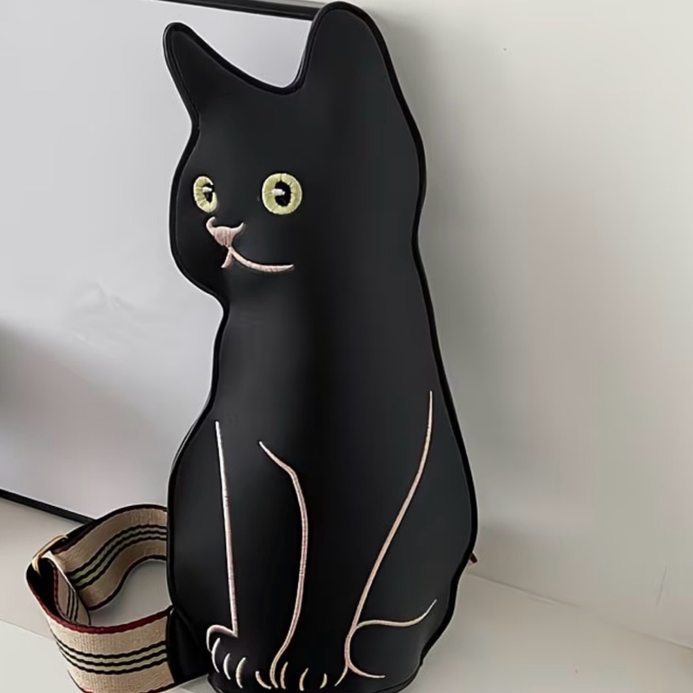 Black Cat-Shaped purse with silver trim - Picture 2 of 4